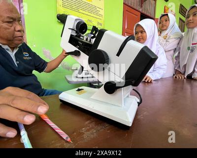 klaten, indonesien Mai- 2023 Freiwillige führen kostenlose Augenuntersuchungen an islamischen Madrasah-Schulen durch, mit Autorefraktor-Ausrüstung. Ophth Stockfoto