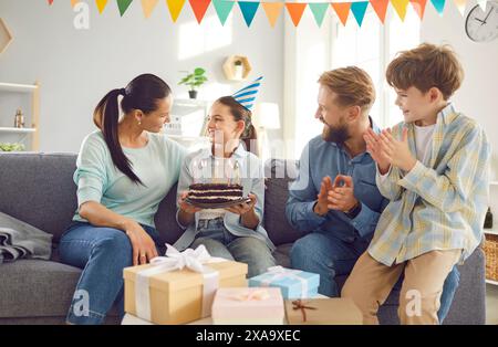 Alles Gute zum Geburtstag Familienfeier mit Kuchen, freundliches Familienporträt, Eltern und Kinder zu Hause Stockfoto