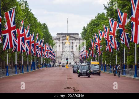 London, England, Großbritannien. Juni 2024. Union Jack Flaggen säumen die Mall, die zum Buckingham Palace führt, vor Trooping the Colour, das am 15. Juni stattfindet. Die Zeremonie feiert den Geburtstag von König Karl III. (Credit Image: © Vuk Valcic/ZUMA Press Wire) NUR REDAKTIONELLE VERWENDUNG! Nicht für kommerzielle ZWECKE! Stockfoto