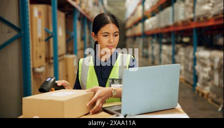 Laptop, qr-Code und Lagerbestand mit einer Scanbox für Frauen im Lager für Versand oder Lieferung. Computer-, Lager- und Online-Bestellung bei jungen Menschen Stockfoto