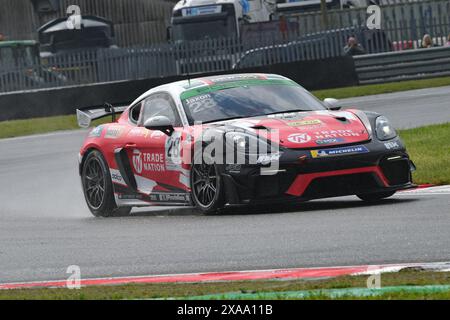 George Jaxon, Q Mix Concrete mit JWB Motorsport, Porsche 718 Cayman GT4 RS Clubsport, Porsche Sprint Challenge Großbritannien 2024, eine einzelne Marke Stockfoto