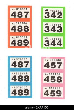 Streifen von Vintage-Verlosungskarten, isoliert auf weißem Hintergrund. Stockfoto