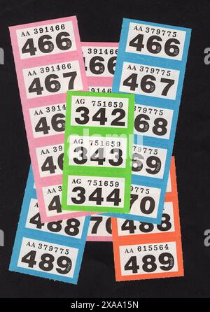 Streifen von Vintage-Verlosungskarten, isoliert auf schwarzem Hintergrund. Stockfoto