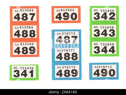 Streifen von Vintage-Verlosungskarten, isoliert auf weißem Hintergrund. Stockfoto