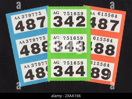 Streifen von Vintage-Verlosungskarten, isoliert auf schwarzem Hintergrund. Stockfoto