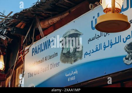Doha, Katar - 1. Mai 2024: Anzeichen von Händlern auf dem Souq Waqif-Markt Stockfoto