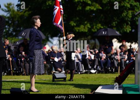 Die Prinzessin Royal steht, nachdem sie einen Kranz am Kreuz des Opfers gelegt hat, um an diejenigen zu erinnern, die während der Landungen in der Normandie ihr Leben verloren haben, während des Royal British Legion Service of Commemoration anlässlich des 80. Jahrestages des D-Day auf dem Bayeux war Cemetery in der Normandie, Frankreich. Bilddatum: Mittwoch, 5. Juni 2024. Stockfoto