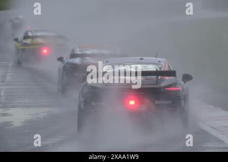 Der Blick in den Sprühnebel, Porsche Sprint Challenge Great Britain 2024, eine einzige Markenserie, bei der alle Fahrer entweder den neuen Porsche 71 pilotieren Stockfoto