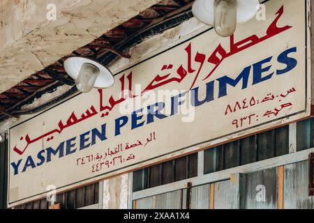Doha, Katar - 1. Mai 2024: Anzeichen von Händlern auf dem Souq Waqif-Markt Stockfoto