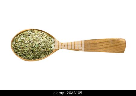 Getrockneter Oregano zum Zugeben zu Lebensmitteln. Gewürz in Holzlöffel isoliert auf weiß. Würzen einer köstlichen Mahlzeit. Stockfoto
