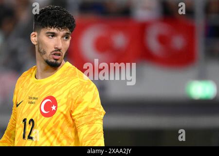 Altay Bayindir aus der Türkei sieht beim Freundschaftsspiel zwischen Italien und der Türkei im Renato Dall'Ara Stadion in Bologna (Italien) am 4. Juni 2024 zu. Stockfoto