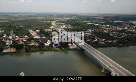 Phnom Penh. Juni 2024. Ein am 4. Juni 2024 aufgenommenes Luftdrohnenfoto zeigt einen Teil der dritten Ringstraße im südlichen Vorort Phnom Penh, Kambodscha. Die von China finanzierte dritte Ringstraße erstreckt sich vom Highway 1 bis zum Highway 4 und hat den einst ruhigen südlichen Vorort Phnom Penh, der Hauptstadt Kambodschas, in ein geschäftiges Vorstadtgebiet verwandelt. UM ZU „Feature: China-finanzierte Ringstraße fördert Entwicklung im südlichen Teil der kambodschanischen Hauptstadt“ Credit: Van POV/Xinhua/Alamy Live News Stockfoto