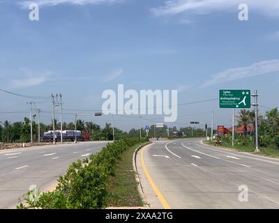 Phnom Penh. Juni 2024. Dieses Foto vom 4. Juni 2024 zeigt einen Teil der dritten Ringstraße im südlichen Vorort Phnom Penh, Kambodscha. Die von China finanzierte dritte Ringstraße erstreckt sich vom Highway 1 bis zum Highway 4 und hat den einst ruhigen südlichen Vorort Phnom Penh, der Hauptstadt Kambodschas, in ein geschäftiges Vorstadtgebiet verwandelt. UM ZU „Feature: China-finanzierte Ringstraße fördert Entwicklung im südlichen Teil der kambodschanischen Hauptstadt“ Credit: Van POV/Xinhua/Alamy Live News Stockfoto