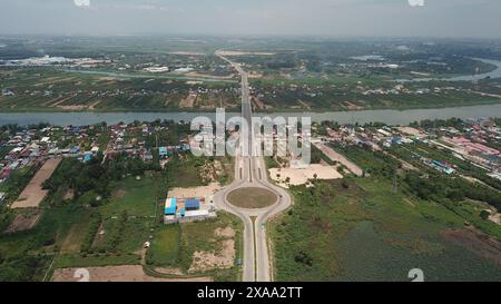 Phnom Penh. Juni 2024. Ein am 4. Juni 2024 aufgenommenes Luftdrohnenfoto zeigt einen Teil der dritten Ringstraße im südlichen Vorort Phnom Penh, Kambodscha. Die von China finanzierte dritte Ringstraße erstreckt sich vom Highway 1 bis zum Highway 4 und hat den einst ruhigen südlichen Vorort Phnom Penh, der Hauptstadt Kambodschas, in ein geschäftiges Vorstadtgebiet verwandelt. UM ZU „Feature: China-finanzierte Ringstraße fördert Entwicklung im südlichen Teil der kambodschanischen Hauptstadt“ Credit: Van POV/Xinhua/Alamy Live News Stockfoto