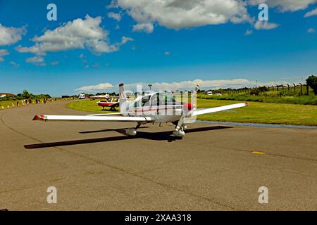 Blick auf einen amerikanischen AA-5-Reisenden, F-GITZ, auf dem Roller, bevor er von Manston während des Kent Strut Fly-in, Thanet, Kent abhebt Stockfoto