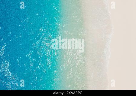 Sandstrand mit blauem Meer. Blick aus der Vogelperspektive auf den Urlaubsstrand auf tropischen Inseln Stockfoto