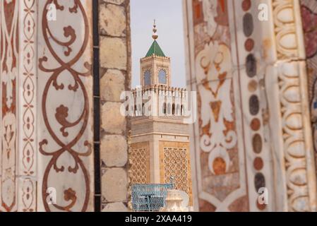 Tunis, Tunesien. 15. Mai 2024 malerischer Blick auf das Minarett der Al-Zaytuna Moschee in der Medina, der ältesten Moschee der tunesischen Hauptstadt Tunis. Nord A Stockfoto