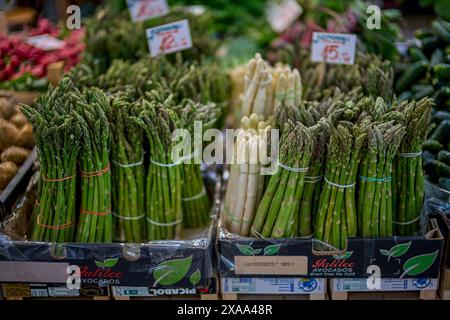 Mehrfarbiges Obst und Gemüse zum Verkauf am Stand Alte Markthalle Breslau Stockfoto
