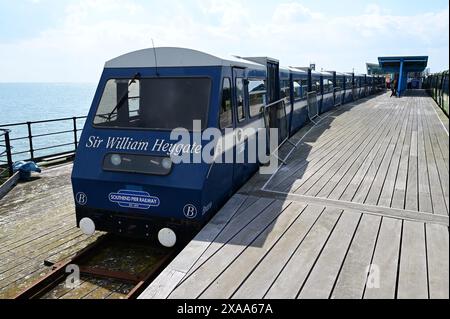 Oldtimer-Zug parkt am Southend Pier. Stockfoto