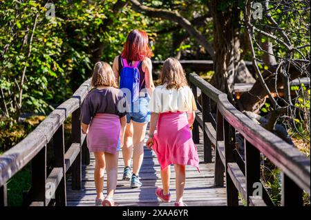 Familienwanderung auf Holzbrücken der Krka-Wasserfälle. Mutter und Töchter spazieren über den hölzernen Brückenweg auf dem Fluss Krka und Wasserfällen in Kroatien. Stockfoto