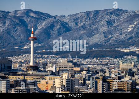 Der Blick auf den Nidec Kyoto Tower mit der Skyline der Stadt und den Bergen im Hintergrund. Kyoto, Japan Stockfoto