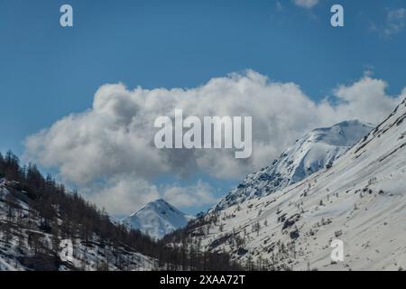 Frühlingsberge und Schnee unter dem Simplonpass mit blauem Himmel an sonnigem, schönem Tag Stockfoto