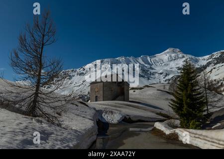 Frühlingsberge und Schnee unter dem Simplonpass mit blauem Himmel an sonnigem, schönem Tag Stockfoto