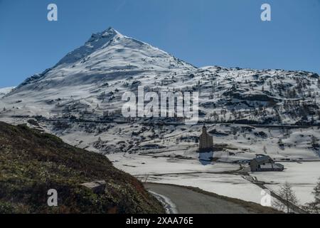 Frühlingsberge und Schnee unter dem Simplonpass mit blauem Himmel an sonnigem, schönem Tag Stockfoto