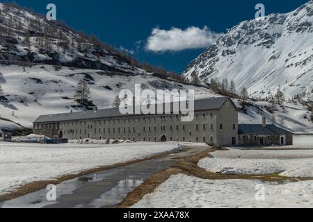 Frühlingsberge und Schnee unter dem Simplonpass mit alten Häusern im Alter Spittel Schweiz 05 09 2024 Stockfoto