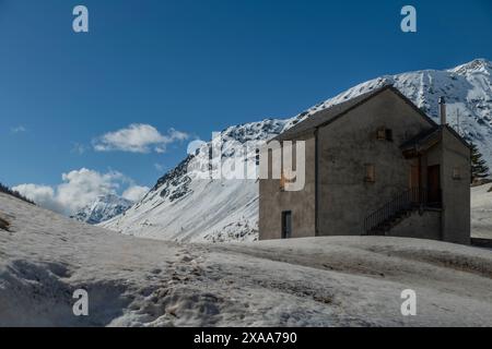 Frühlingsberge und Schnee unter dem Simplonpass mit alten Häusern im Alter Spittel Schweiz 05 09 2024 Stockfoto