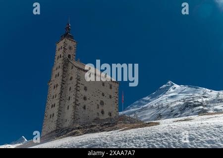 Frühlingsberge und Schnee unter dem Simplonpass mit alten Häusern im Alter Spittel Schweiz 05 09 2024 Stockfoto