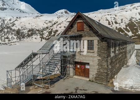 Frühlingsberge und Schnee unter dem Simplonpass mit alten Häusern im Alter Spittel Schweiz 05 09 2024 Stockfoto