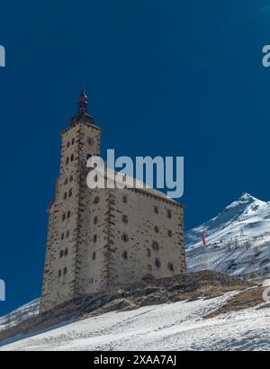 Frühlingsberge und Schnee unter dem Simplonpass mit alten Häusern im Alter Spittel Schweiz 05 09 2024 Stockfoto