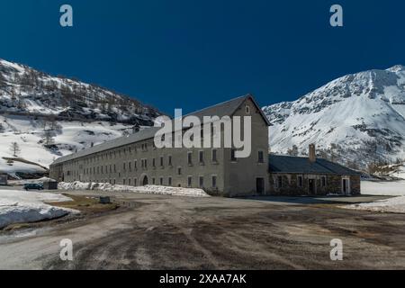 Frühlingsberge und Schnee unter dem Simplonpass mit alten Häusern im Alter Spittel Schweiz 05 09 2024 Stockfoto