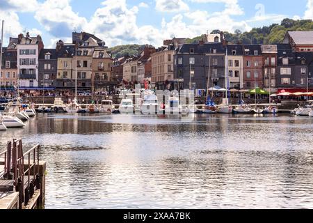 HONFLEUR, FRANKREICH - 1. SEPTEMBER 2019: Dies ist ein Fragment des alten Hafens mit Liegeplätzen für Boote und Yachten. Stockfoto