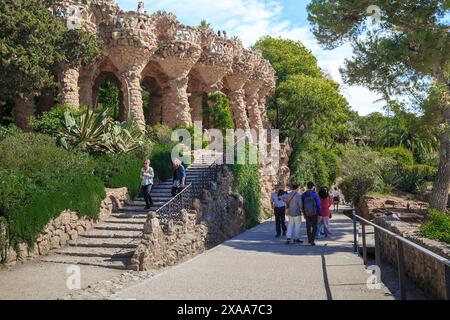 BARCELONA, SPANIEN - 13. MAI 2017: Dies ist ein ungewöhnliches Viaduktdesign im Park Güell (Architekt Antoni Gaudi). Stockfoto