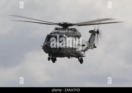 N-088, ein NH Industries NH-90NFH, das von der Royal Netherlands Navy betrieben wird und von der RAF Fairford in Gloucestershire, England, nach der Teilnahme am Royal International Air Tattoo 2023 (RIAT23) abreist. Stockfoto