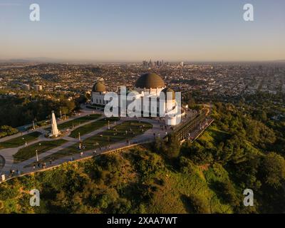 Ein Blick aus der Vogelperspektive auf das Griffith Observatory, Los Angeles, CA bei Sonnenuntergang Stockfoto