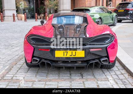 Ein rosafarbenes McLaren 570S Auto, das auf der Straße in London, Großbritannien, geparkt wurde. Stockfoto