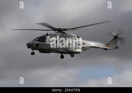 N-088, ein NH Industries NH-90NFH, das von der Royal Netherlands Navy betrieben wird und von der RAF Fairford in Gloucestershire, England, nach der Teilnahme am Royal International Air Tattoo 2023 (RIAT23) abreist. Stockfoto