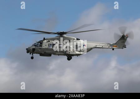 N-088, ein NH Industries NH-90NFH, das von der Royal Netherlands Navy betrieben wird und von der RAF Fairford in Gloucestershire, England, nach der Teilnahme am Royal International Air Tattoo 2023 (RIAT23) abreist. Stockfoto