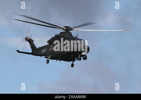 MM82038 (15-75) ein Leonardo HH-139B, der von 15° Stormo der italienischen Luftwaffe (Aeronautica Militare) betrieben wurde und von der RAF Fairford in Gloucestershire, England, nach Teilnahme am Royal International Air Tattoo 2023 (RIAT23) startete. Stockfoto