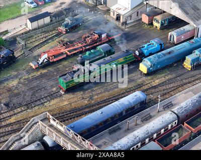 Güterzüge parkten in der Nähe von Terminals auf Gleisen Stockfoto