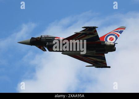 ZJ914 'Blackjack', ein Eurofighter Typhoon FGR4, der von der britischen Royal Air Force betrieben wird und von der RAF Fairford in Gloucestershire, England, nach der Teilnahme am Royal International Air Tattoo 2023 (RIAT 23) abfliegt. Die 29 Squadron wurde als Hauptflugzeug des Typhoon Display Teams in der Saison 2023 eingesetzt. Stockfoto