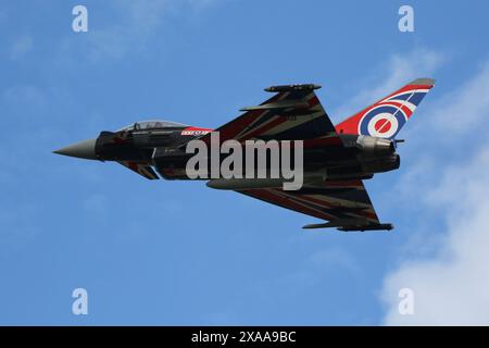 ZJ914 'Blackjack', ein Eurofighter Typhoon FGR4, der von der britischen Royal Air Force betrieben wird und von der RAF Fairford in Gloucestershire, England, nach der Teilnahme am Royal International Air Tattoo 2023 (RIAT 23) abfliegt. Die 29 Squadron wurde als Hauptflugzeug des Typhoon Display Teams in der Saison 2023 eingesetzt. Stockfoto