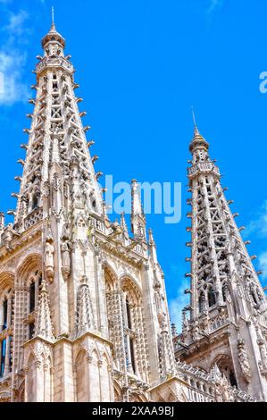 Die wunderbaren Steinnadeln der Kathedrale von Burgos im gotischen Stil Stockfoto