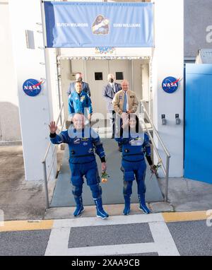 (240605) -- WASHINGTON, 5. Juni 2024 (Xinhua) -- die NASA-Astronauten Butch Wilmore (L, vorne) und Suni Williams (R, vorne) begaben sich am 5. Juni 2024 an Bord des Boeing Starliner-Raumschiffs auf der Cape Canaveral Space Force Station in Florida, USA. Die NASA und Boeing starteten am Mittwoch die erste bemannte Mission des Starliner-Raumschiffs aus dem US-Bundesstaat Florida und schickten zwei NASA-Astronauten zur Internationalen Raumstation (ISS). (Joel Kowsky/NASA/Handout via Xinhua) Stockfoto
