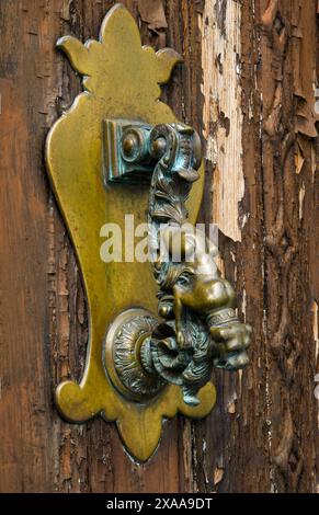 Ein alter Türklopfer in Villanueva de Cordoba Stockfoto