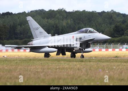 MM7324/36-41, ein Eurofighter F-2000A Typhoon, der von 36° Stormo der italienischen Luftwaffe betrieben wird und von der RAF Fairford in Gloucestershire, England, nach der Teilnahme am Royal International Air Tattoo 2023 (RIAT23), startete. Stockfoto