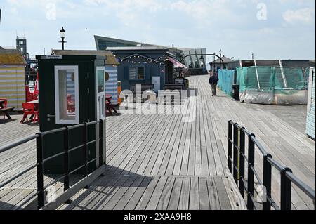 Hölzerne Rampe führt vom Bahnhof am Meeresende des Southend Pier in Essex. Stockfoto